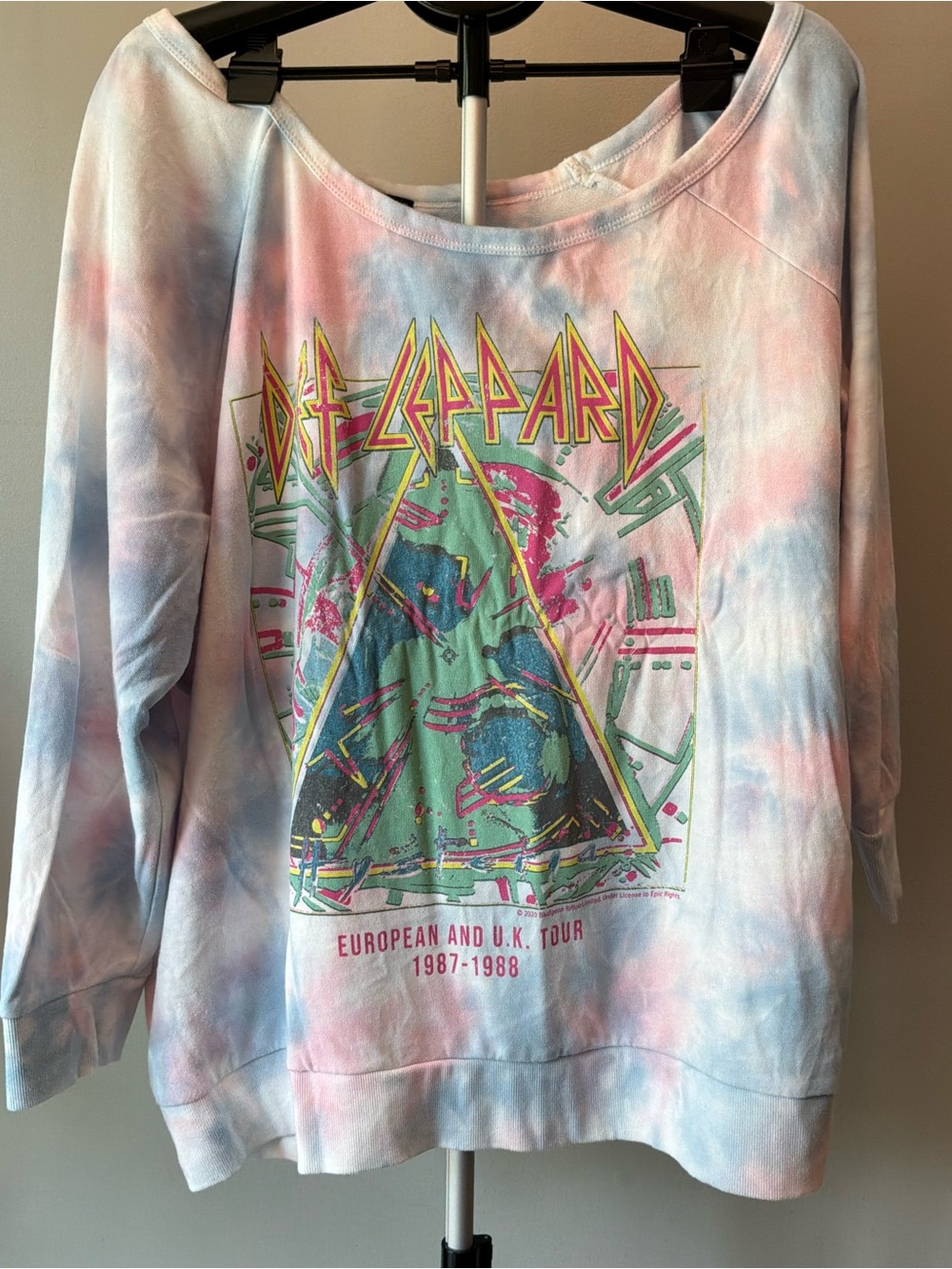 Vinyl Icons Def Leppard Off-the-Shoulder Pastel Tie-Dye Sweatshirt, size 3